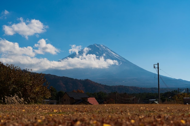 Montagne du mont Fuji avec le nuageux