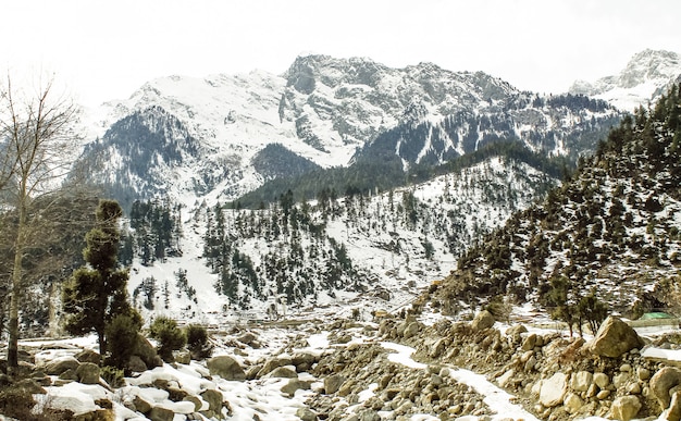 Photo montagne enneigée dans le paysage de kalam swat