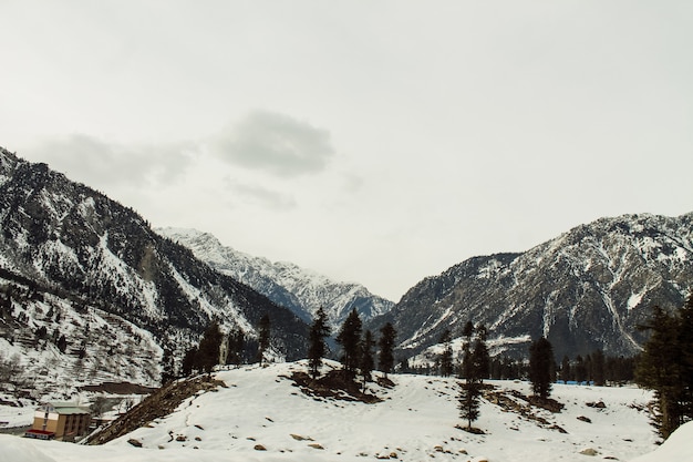 Montagne enneigée dans le paysage de Kalam Swat