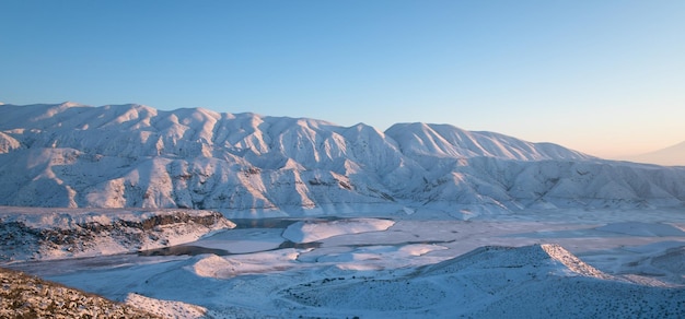 Montagne enneigée en hiver