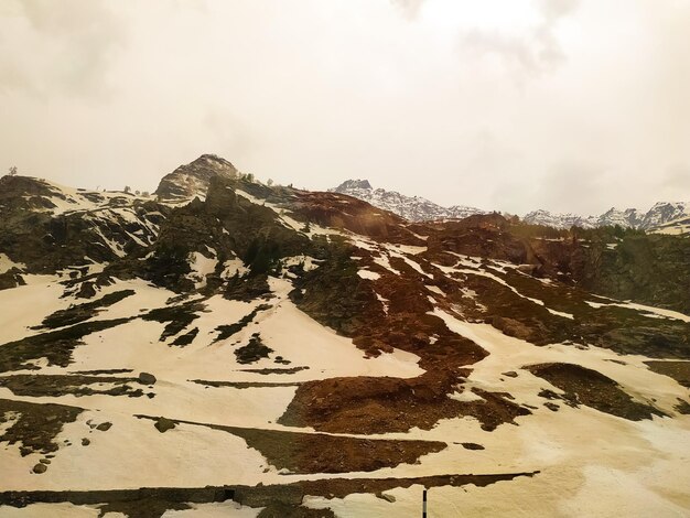 Montagne enneigée le matin