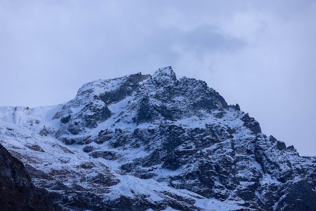 Une montagne enneigée avec le mot neige dessus