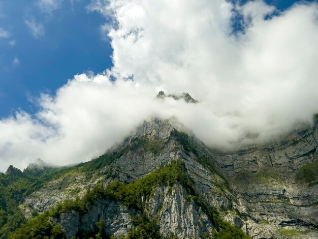 La montagne escarpée couverte de nuages blancs