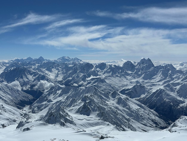 Photo une montagne est représentée avec le ciel en arrière-plan