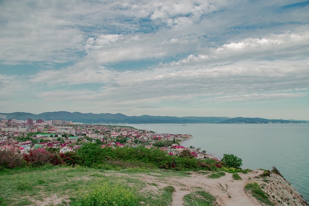 La montagne est visible la ville et les montagnes sont visibles derrière la montagne la mer Noire