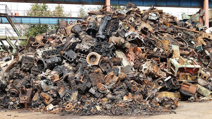 Photo montagne de ferraille prête pour le recyclage