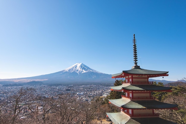 Montagne Fuji avec ciel bleu et pagode rouge Chureito à Fujiyoshida Japon