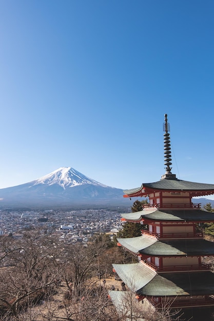 Montagne Fuji avec ciel bleu et pagode rouge Chureito à Fujiyoshida Japon