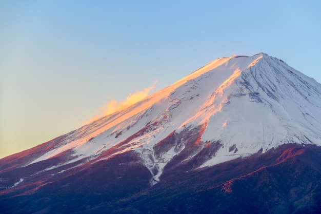 Montagne Fuji avec enneigement au sommet