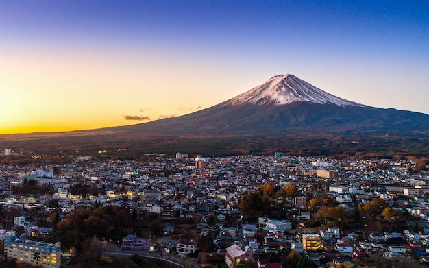 Montagne Fuji et lac Kawaguchiko au coucher du soleil