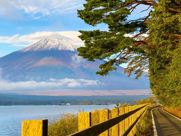 La montagne Fuji avec un nuage à Kawaguchigo au Japon