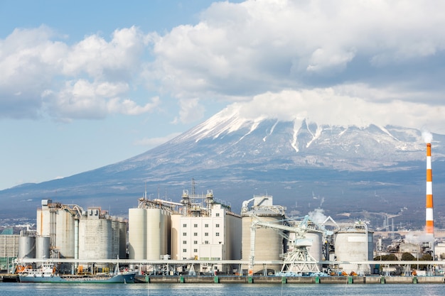 Montagne Fuji et Usine