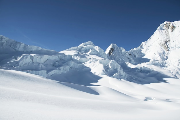 Montagne de la haute cordillère enneigée