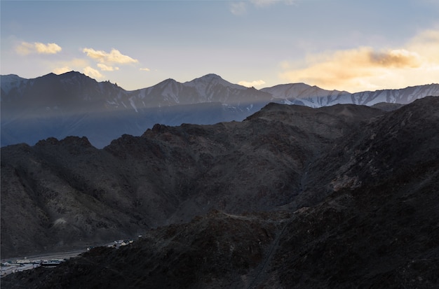 La montagne himaraya avec ciel bleu