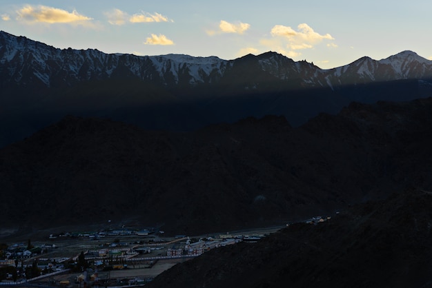 La montagne himaraya avec ciel bleu