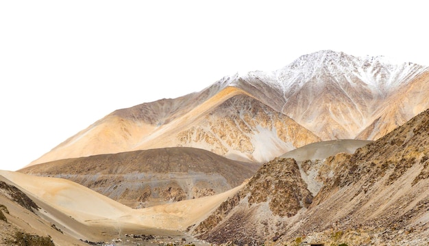 Une montagne isolée sur un fond blanc x9