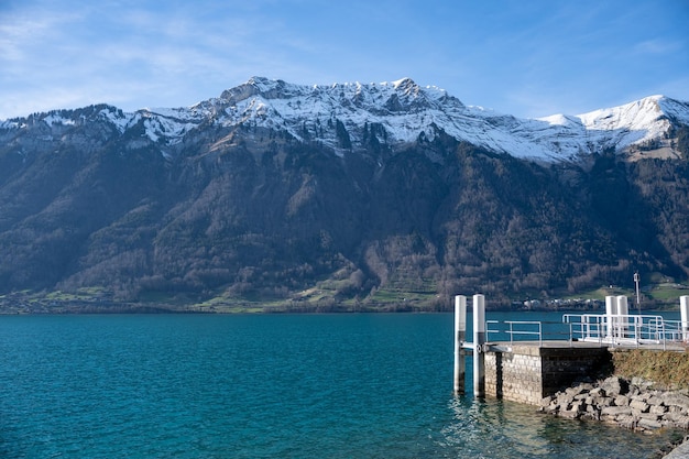 Montagne et lac à Iseltwald au lac de Brienz en Suisse