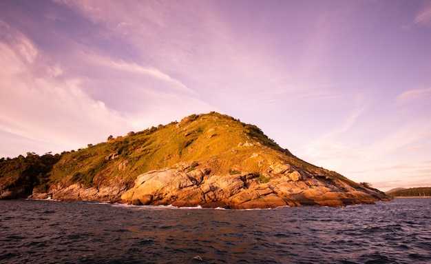 montagne et mer au coucher du soleil