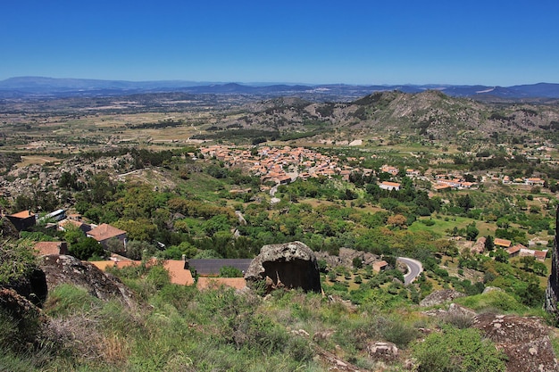 La montagne Monsanto au Portugal