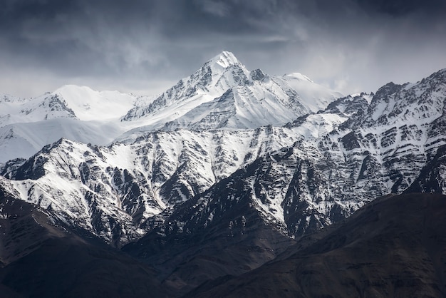 Montagne de neige avec ciel bleu de Leh Ladakh Inde