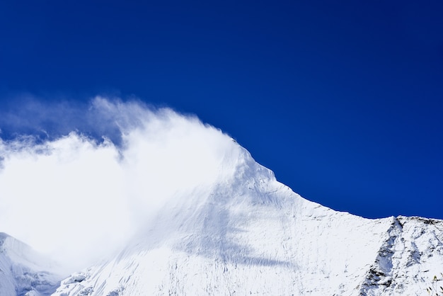 Montagne de neige dans la réserve nationale de Yading