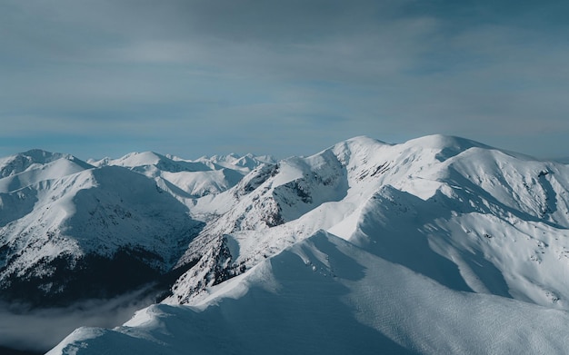 une montagne avec de la neige dessus et le ciel en arrière-plan