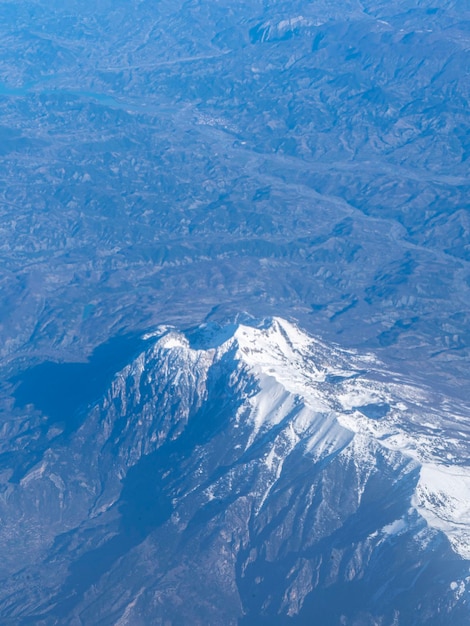 Une montagne avec de la neige dessus et les montagnes en arrière-plan.