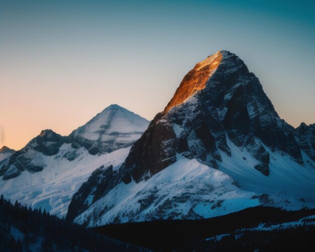 Une montagne avec de la neige dessus et le soleil qui brille dessus