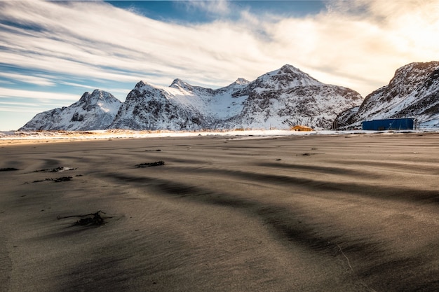 Montagne de neige avec des sillons de sable le matin à Skagsanden