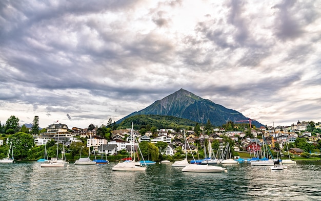 Montagne Niesen dans les hautes terres bernoises, Suisse vu de Spiez la nuit