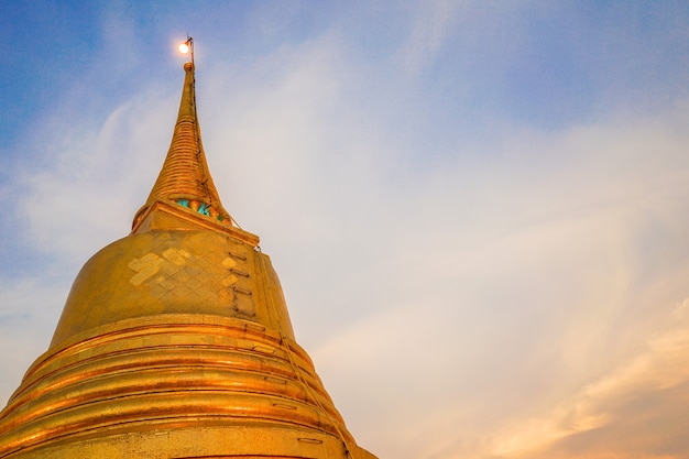 Montagne D'or Ou Pagode D'or Au Milieu De La Vieille Ville De Bangkok, Thaïlande.