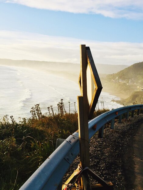 Photo sur la montagne par la mer contre le ciel