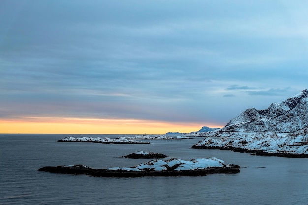 La montagne et la petite île des îles Lofoten