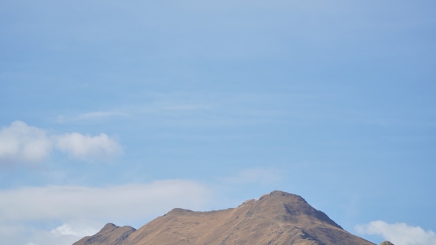 Montagne avec quelques nuages ​​sur le ciel bleu clair