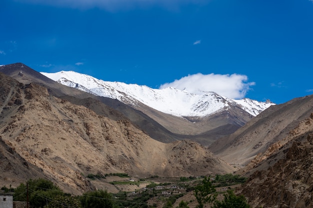 Photo la montagne de la région himalayenne du nord de l'inde (ihr) est la partie de l'himalaya