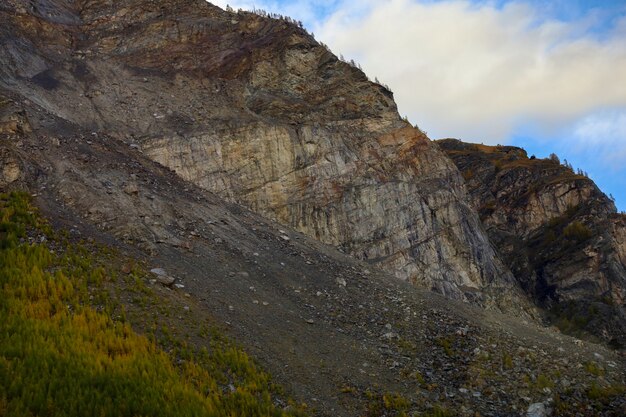 La montagne de roche silde vers le bas en automne nature et environnement à la Suisse