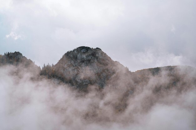 une montagne avec un rocher au milieu