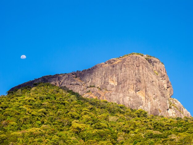 Montagne rocheuse au Brésil et pleine lune - Pedra do Bau