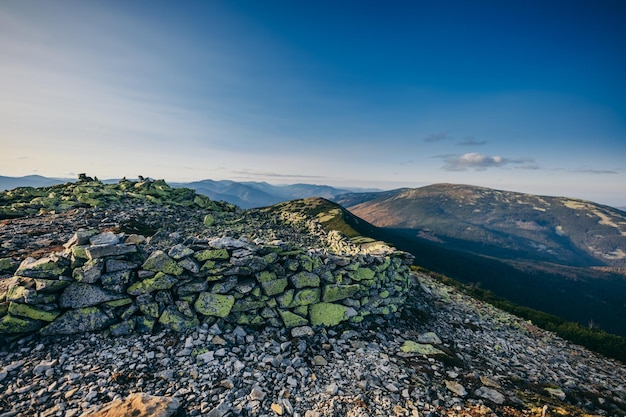 Une montagne rocheuse de près