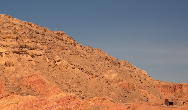 Montagne rocheuse rouge contre le ciel bleu