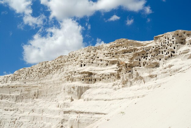 Montagne de sable avec des nids d'oiseaux