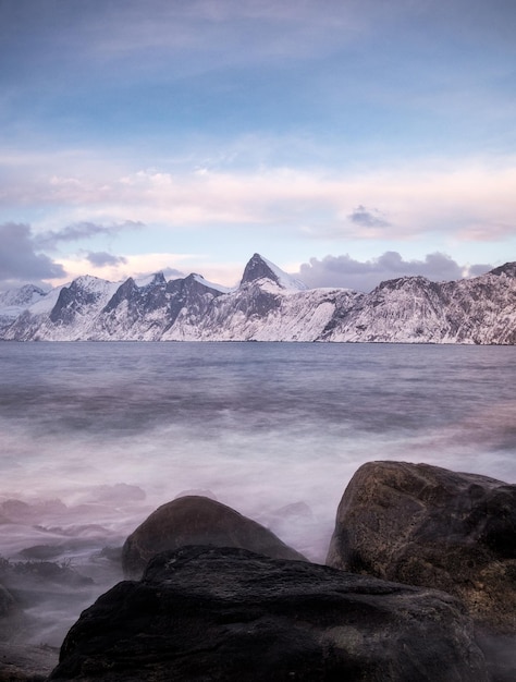 Montagne de Seascape Segla sur le littoral en hiver à l'île de Senja