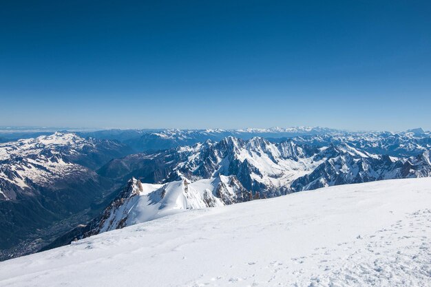 Montagne à senegou contre le ciel bleu jeune vue sur les Alpes depuis le Mont Blanc