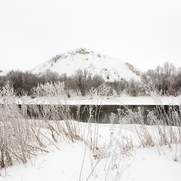 Montagne sur une surface de la rivière de glace