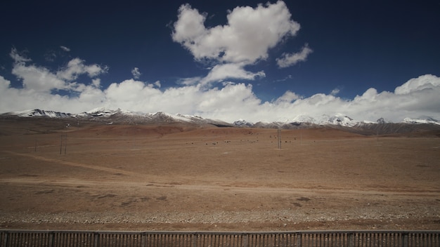 Photo montagne et terre avec quelques nuages ​​et ciel avec un contraste élevé