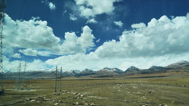 Photo montagne et terre avec la vieille ville et le paysage clair