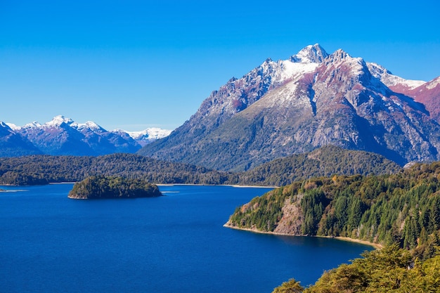 Montagne Tronador et lac Nahuel Huapi, Bariloche. Tronador est un stratovolcan éteint dans le sud des Andes, situé près de la ville argentine de Bariloche.