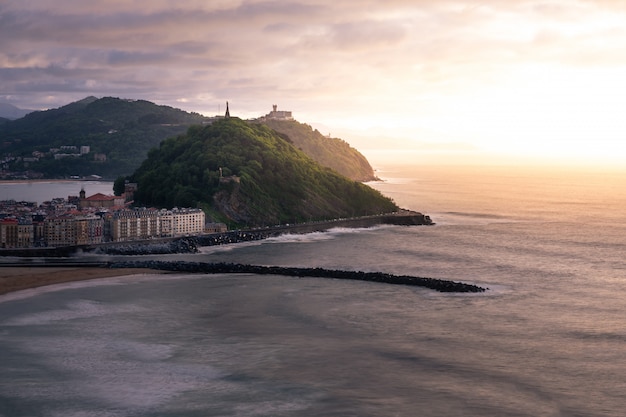 Montagne Urgul sur la côte de Donostia-San Sebastian, Pays Basque.