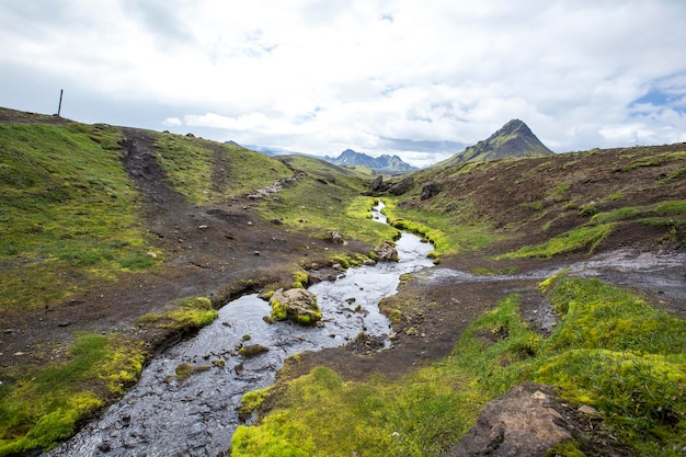 Une montagne verte et une rivière fantastique sur le trek de 54 km de Landmannalaugar Islande