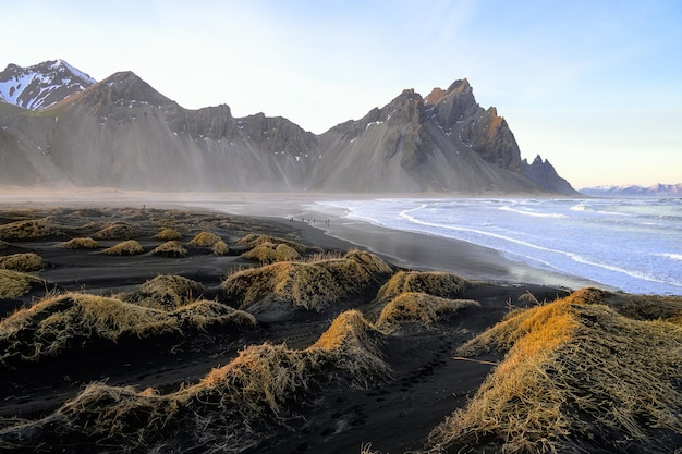 Montagne Vestrahorn et sa plage de sable noir dans le sud de l'Islande